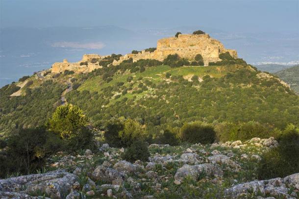The cliff covered by Nimrod Castle, Golan (John Theodor / Adobe Stock)