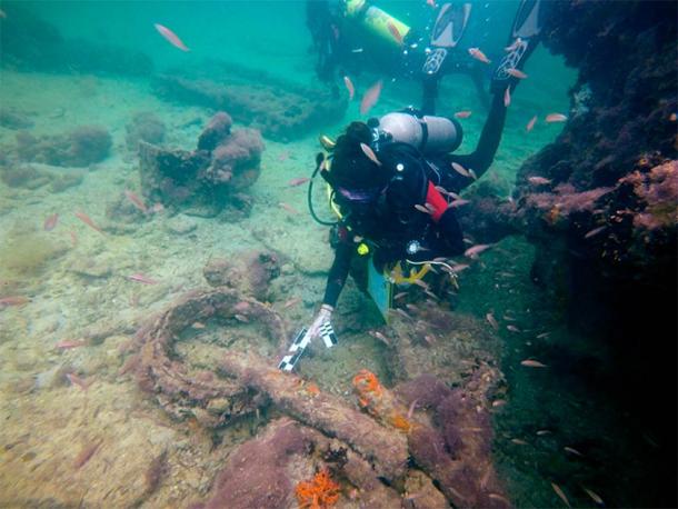 Marine archaeologist inspecting the bow area of the shipwreck. Originally named “Adalio”, it has now been identified as being “La Unión”, a steamship used to transport Maya slaves to Cuba. (Helena Barba / INAH)