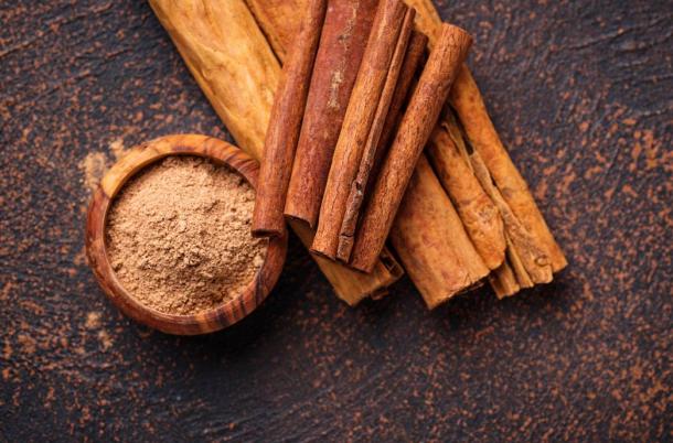 Ceylon cinnamon and cassia sticks and powder