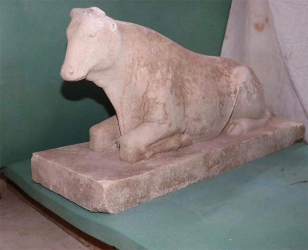 A statue of an Apis calf, a sacred bull, which was worshipped in Memphis, was found in the Egyptian pharaonic tomb. (Ministry of Tourism and Antiquities)