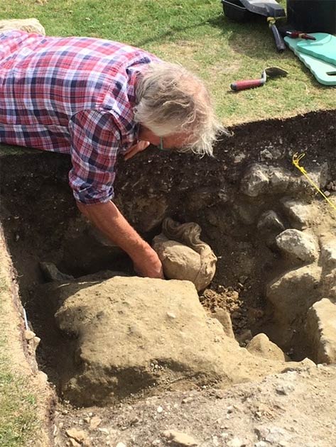Finder Julian Richards excavating the head. (Shaftesbury Abbey Museum & Gardens)