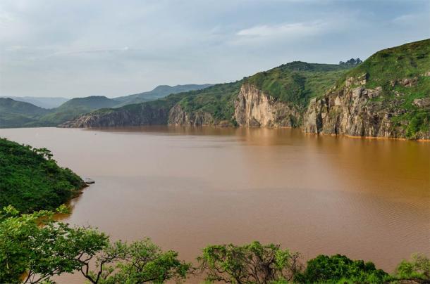 Who would imagine that the calm brown waters of Lake Nyos could hide such a terrible secret? (Fabian / Adobe Stock)