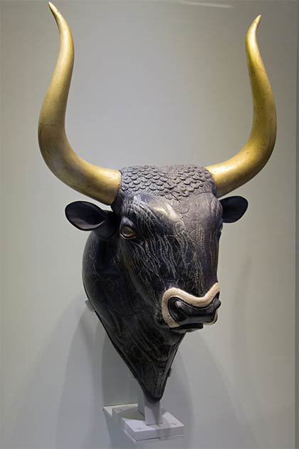 An example of an ancient rhyton ceremonial vessel used on Crete during Minoan times. The muzzle is where the liquid is poured from and the horns where held like handles during the pouring. (Zde / CC BY-SA 4.0)
