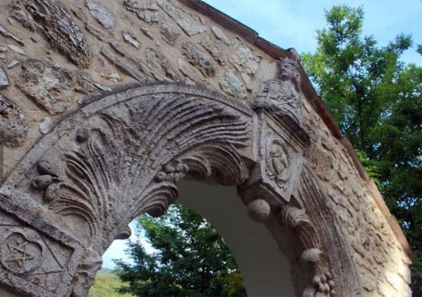 Close up of arch including the cross of David and the flaming heart. (Tripadvisor)