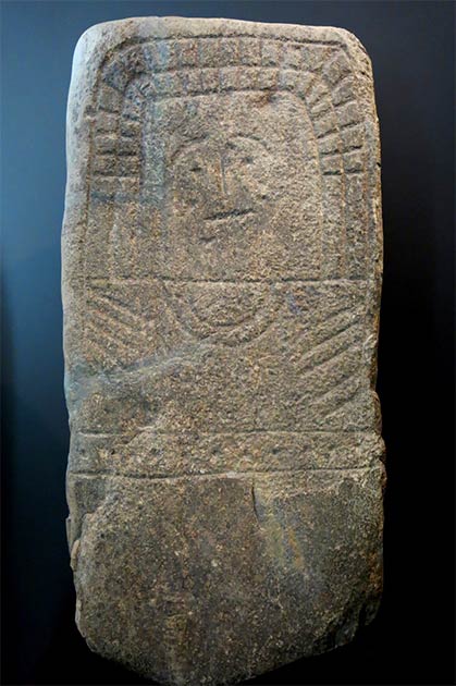 The equally mysterious Stela of Hernan Perez VI, like the astronaut of Casar stele, was also found in Caceres, Spain. It is carved in a single granite block and shows etched eyes, eyebrows, nose and mouth. (manuel m. v. / CC BY 2.0)