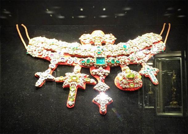 Michele Dato’s Necklace of St. Januarius, as displayed in the Museum of the Treasure of San Gennaro, Naples, Italy. (Wantay / CC BY-SA 4.0)