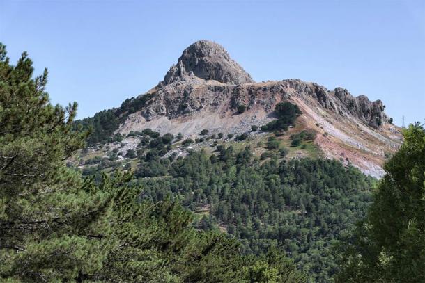 1340 meters above sea level, the sharp peak of Novara Rock is a true natural observatory. (ollirg / Adobe Stock)