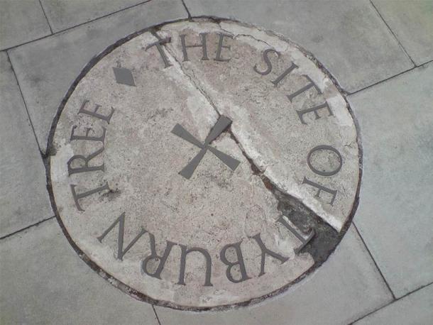 The stone commemorating the Tyburn Tree site on the traffic island at the junction of Edgware Road and Marble Arch. (Public Domain)