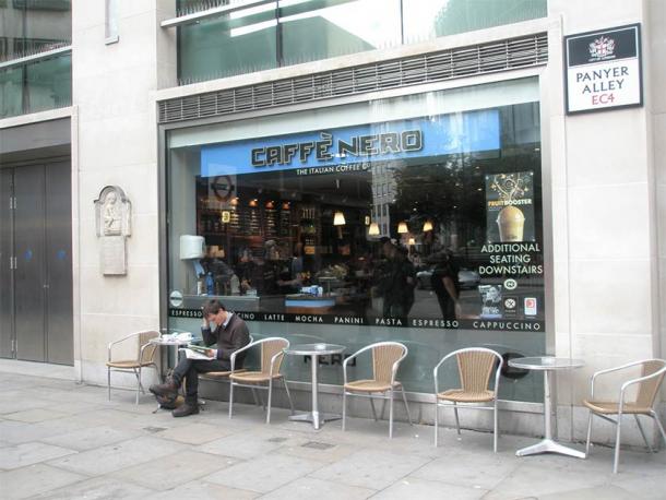 The Panyer Boy relief is beside a Caffè Nero on Panyer Alley. (Bashereyre/CC BY SA 3.0)