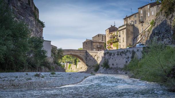 The Roman bridge of Vaison la Romaine with the medieval town on the right (Laurent / Adobe Stock)