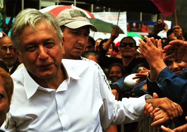President López Obrador of Mexico has been accused by many for being a populist. The photo shows him at a rally in Mexico City. He has now written an open letter asking the Pope to apologize for the complicity of the Catholic church during the Spanish conquest. (ProtoplasmaKid / CC BY-SA 3.0)