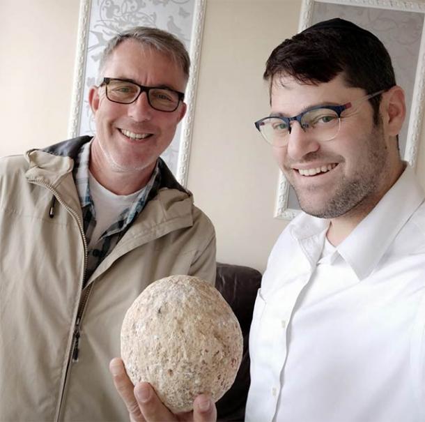 The citizen (right side) who returned the 2000-year-old ballista stone to the Israel Antiquities Authority, that he took without permission 15 years ago from the City of David. Source: Israel Antiquities Authority