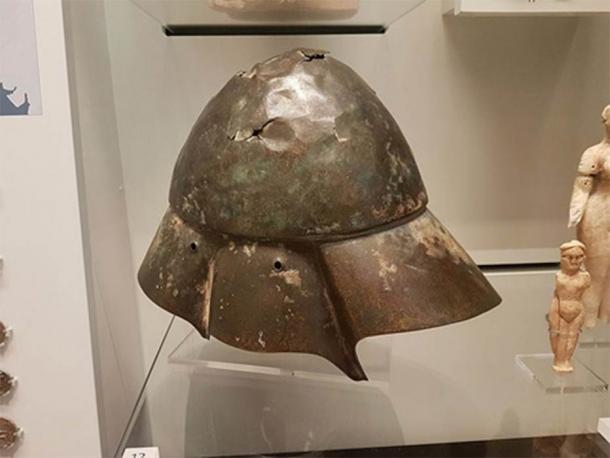 The Boeotian bronze helmet discovered in the Tigris river in Iraq, was used in Ancient Greece during the Classical and Hellenistic periods, as well as in Ancient Rome. Ashmolean Museum in Oxford. (Gts-tg/ CC BY-SA 4.0)