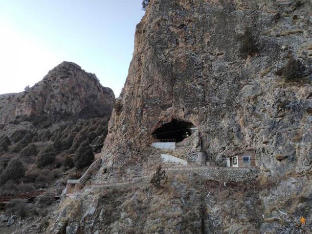 The Baishiya Karst Cave on the Tibetan Plateau in China has been exceptionally challenging for archaeologists. A sacred Buddhist site, the team was forced to work at night so as not to disturb worshipers. (Han Yuanyuan / Chinese Academy of Sciences Headquarters)