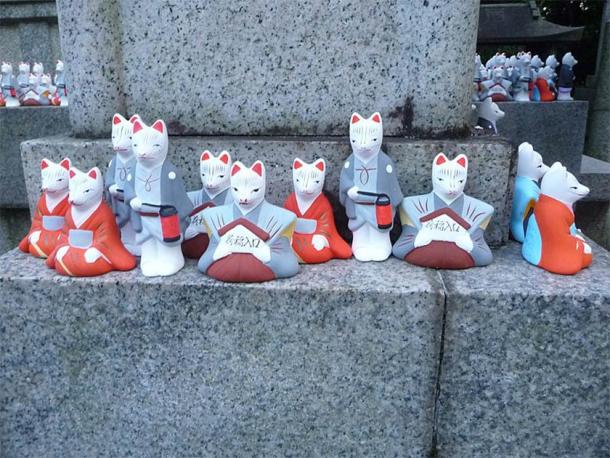 High demand of Inari fox statues are evidence of the popularity of the Shinto god Inari. (Immanuel Giel / CC BY-SA 4.0)