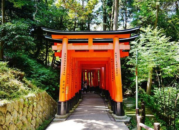The Fushimi Inari-taisha Shrine in Kyoto is the most well known Inari shrine in Japan. Located in Kyoto it is most remembered for its Senbon Torii, one thousand vermillion red torii gateways. (Zairon / CC BY-SA 4.0)