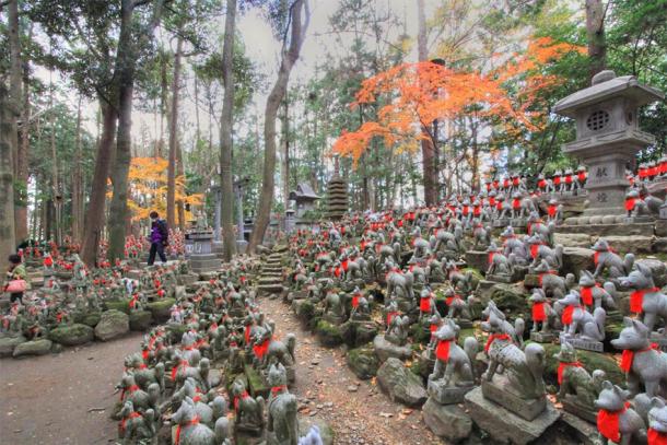 The Toyokawa Inari Shrine in Toyokawa is known for its Reiko-zuka, the hill of divine foxes, which contains about one thousand kitsune fox statues. (くろふね / CC BY 3.0)
