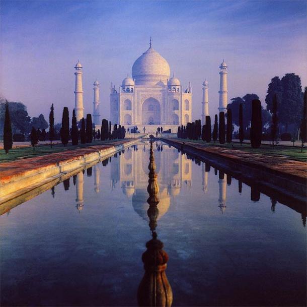 Shah Jahan built the beautiful Taj Mahal in the memory of his wife, Mumtaz Mahal. (amaldla / CC BY-SA 2.0)