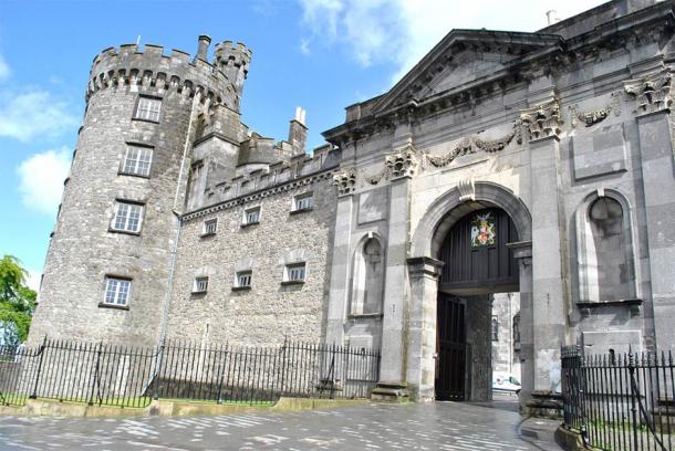 The 18th century gate of Kilkenny Castle (Laurent Prat / Adobe Stock)