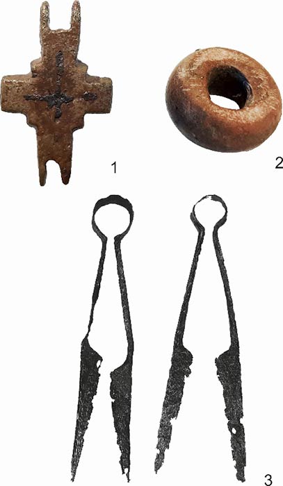 Golden hoop earrings, gilded spurs, and other decorative metal medieval objects were unearthed at the Polish site of Poniaty Wielkie. (PAP)
