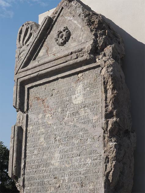 The reconstructed stele and the Roman inscription on it that tells of bribery and political lies. (Regional Museum of History-Veliko Tarnovo)
