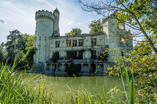 A classic view of the water-encircled Château de la Mothe-Chandeniers in France. Source: Stephane Debove / Adobe Stock.