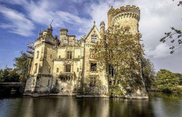 September 22, 2019 AD view of the ruins of the Château de la Mothe-Chandeniers during Heritage Days. (Romain TALON / Adobe Stock)