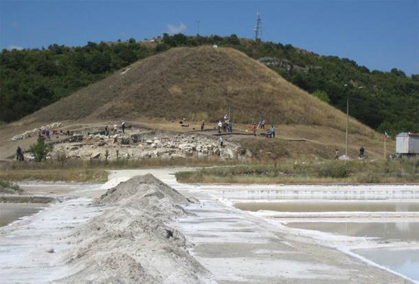 The Provadia-Saltworks tell during excavations in 2008. A new discovery has uncovered what appears to be a representation of some kind of salt god. (Nikolov / OpenEdition Journals)