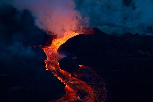 In ancient Hawaiian legend, Waipio Valley is said to be a portal to the underworld, known as Lua-o-Milu. The image shows the cone of Kilauea, an active volcano on Hawaii, erupting in 2018. (Public domain)