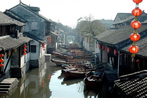 A classic view of the famous side canals of Zhouzhuang, which are so popular with tourists today. (ngader / CC BY 2.0)