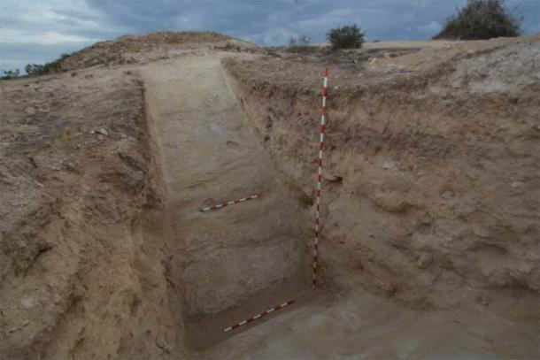 Photo of the recently discovered Phoenician moat. (Universidad de Alicante)