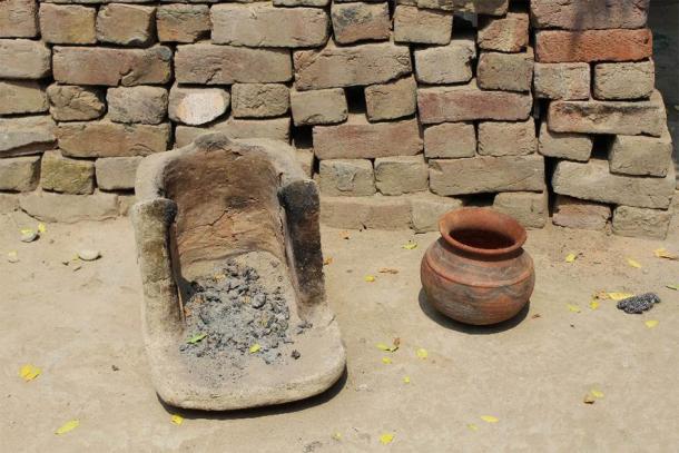 Example of contemporary hearth and clay vessel in rural Haryana, India. (Image: Akshyeta Suryanarayan)