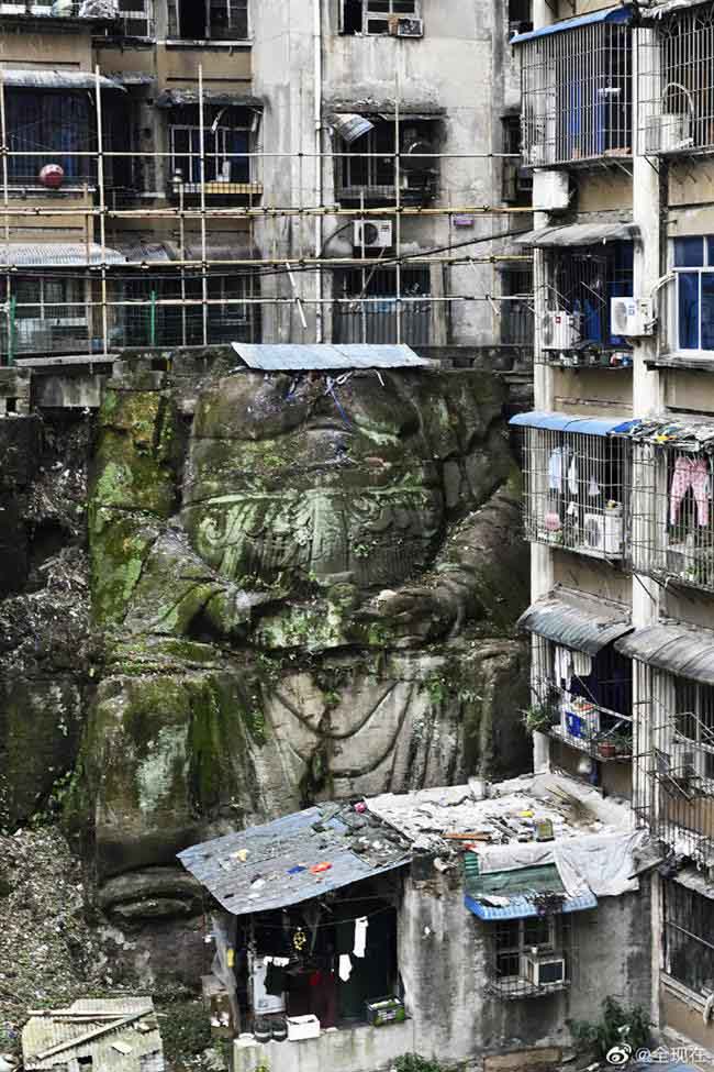 The huge headless ‘Buddha’ statue was discovered in a residential complex in Chongqing, southwest China. (Photo by Weibo user "全现在")