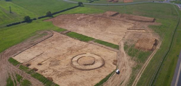 Excavations at the huge Anglo-Saxon complex uncovered at Overstone, Northamptonshire. (MOLA)