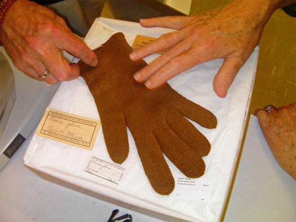 Knitted sea-silk glove from Taranto, Italy. Probably late 1800s. (John Hill, CC BY-SA 3.0)