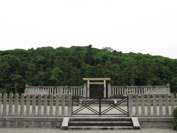 The kofun burial mound, Japan's second largest, where Emperor Ojin, who was deified as Hachiman, is believed to be interred. (I, KENPEI / CC BY-SA 3.0)