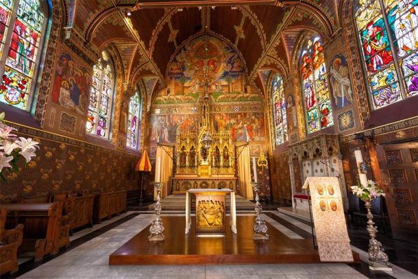 Interior of the Basilica of the Holy Blood in Bruges, Belgium (Jose Ignacio Soto / Adobe Stock)