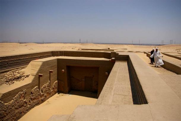 Restored tomb of the Pharaoh Den, lacking the original burial mound. (E M. / CC BY 2.0)
