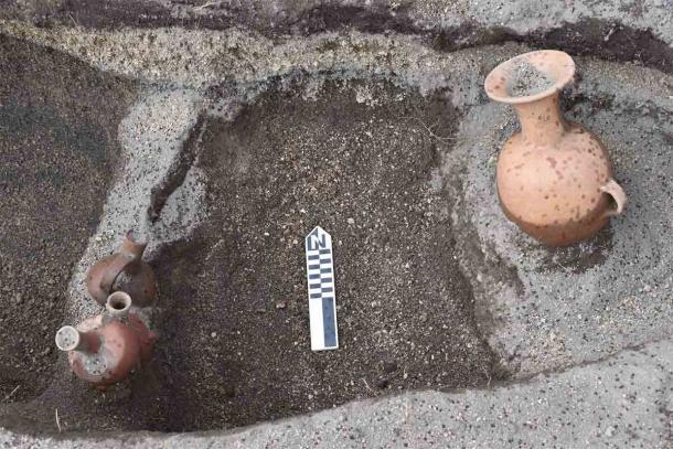 Well-preserved ceramic vessels found at the site. (EFE/Byron Ortiz/Mulalo Archaeological Project – Salatilin)