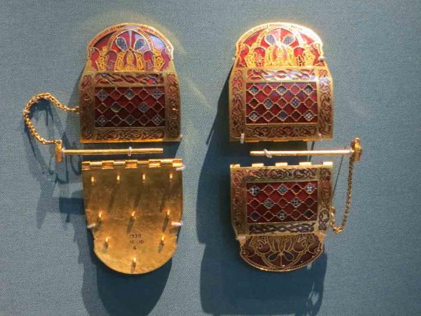 Two identical shoulder-clasps from the Sutton Hoo ship burial on display at the British Museum. (Jononmac46 / CC BY-SA 3.0)