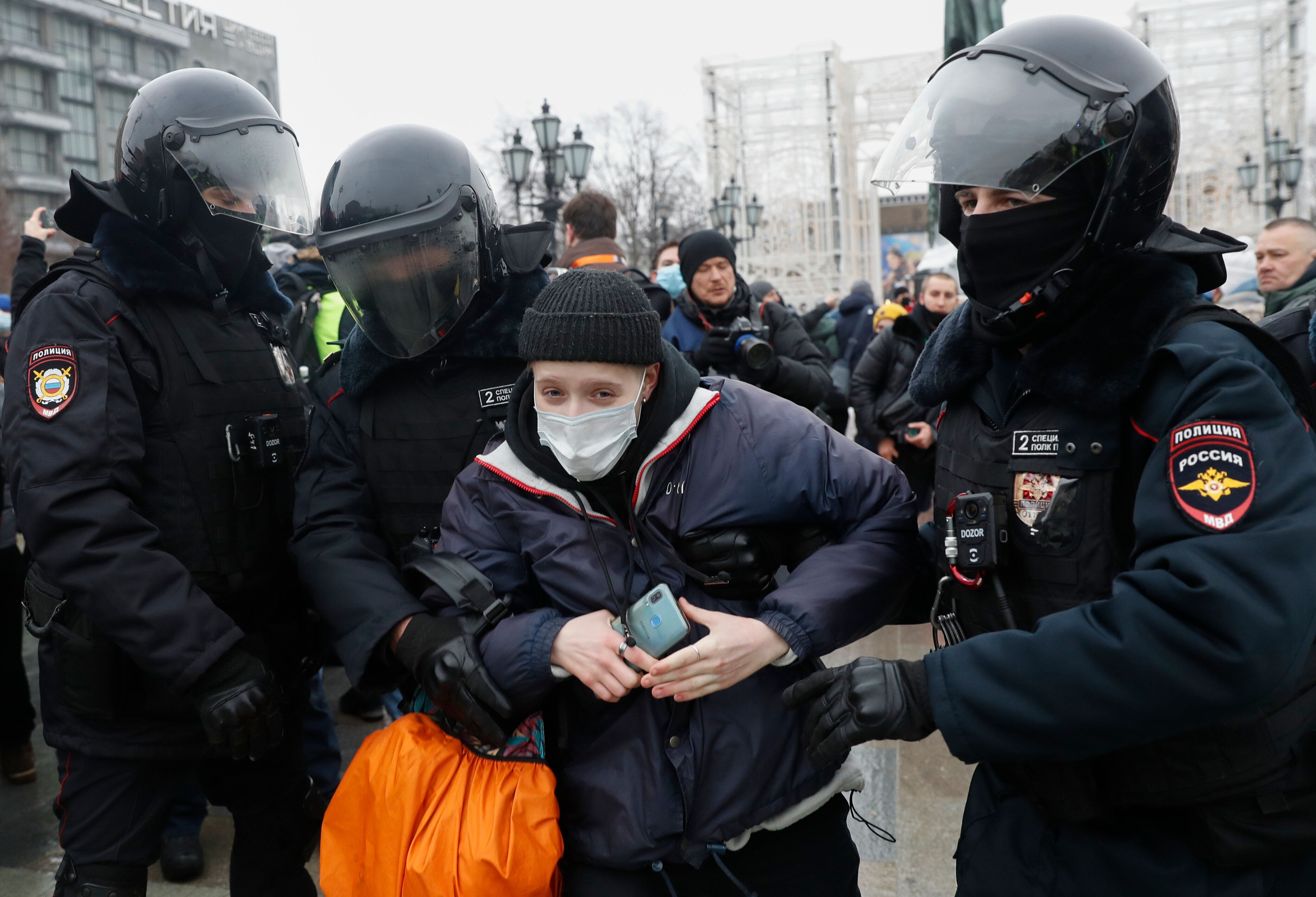 Police are detaining people at rallies across Russia who are protesting in support of Kremlin critic Alexei Navalny, the OVD-