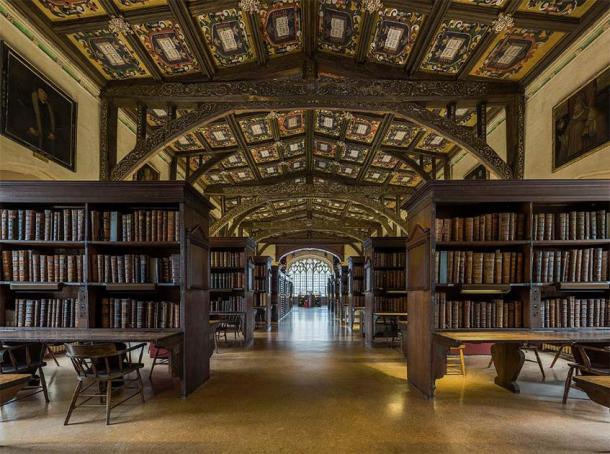 The interior of Duke Humphrey's Library, the oldest reading room of the Bodleian Libraries in the University of Oxford. (Diliff / CC BY-SA 3.0)