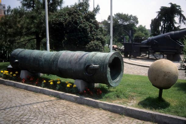Huge siege cannons were used by the Ottomans in the siege of Consantinople (cascoly2 / Adobe)
