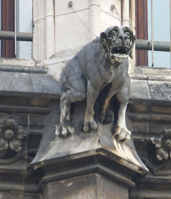 Dog gargoyle on the outer wall of Munich's Neues Rathaus. (Ad Meskens / CC BY-SA 4.0)