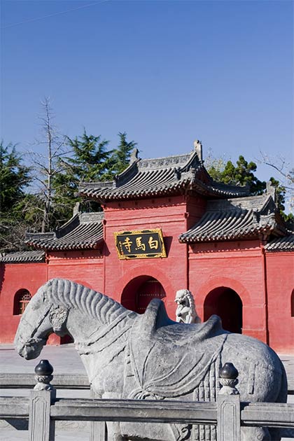 Legend has it that the name of the Buddhist temple came from the white horses who carried the Buddhist monks, statues and sutras to China. (LBHPHOTO / Adobe Stock)