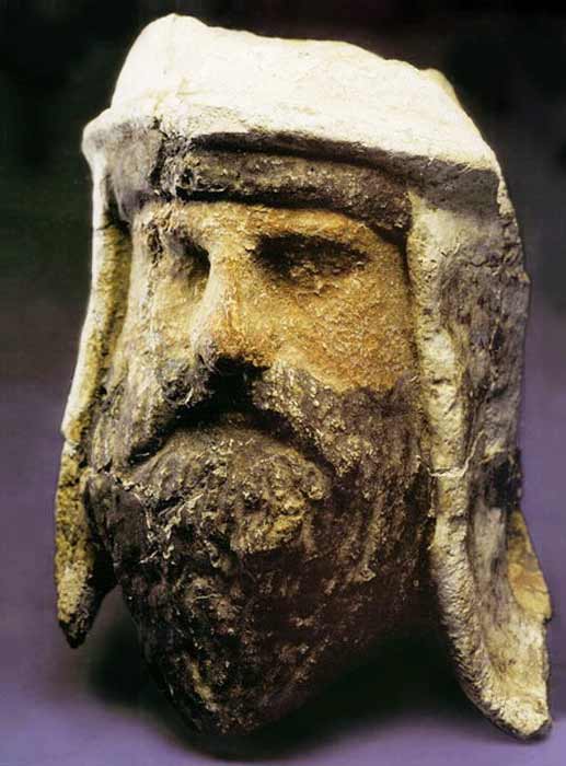 Painted clay and alabaster head of a Zoroastrian priest wearing a distinctive Bactrian-style headdress, 3rd–2nd century BC. (Public domain)