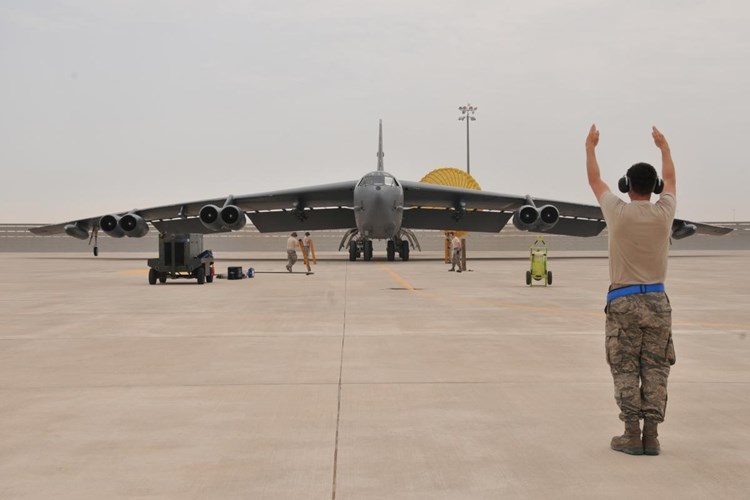 طائرة أميركيّة في قاعدة العديد الجويّة في قطر - أبريل 2016 (رويترز)