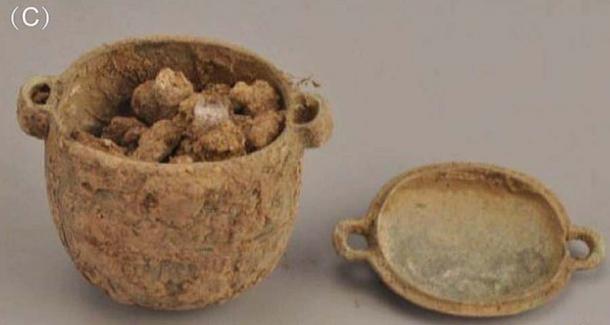 The bronze jar and the facial cream inside it, found in a 2,700-year-old nobleman’s grave in Liujiawa, China. (Han et al. / Archaeometry)