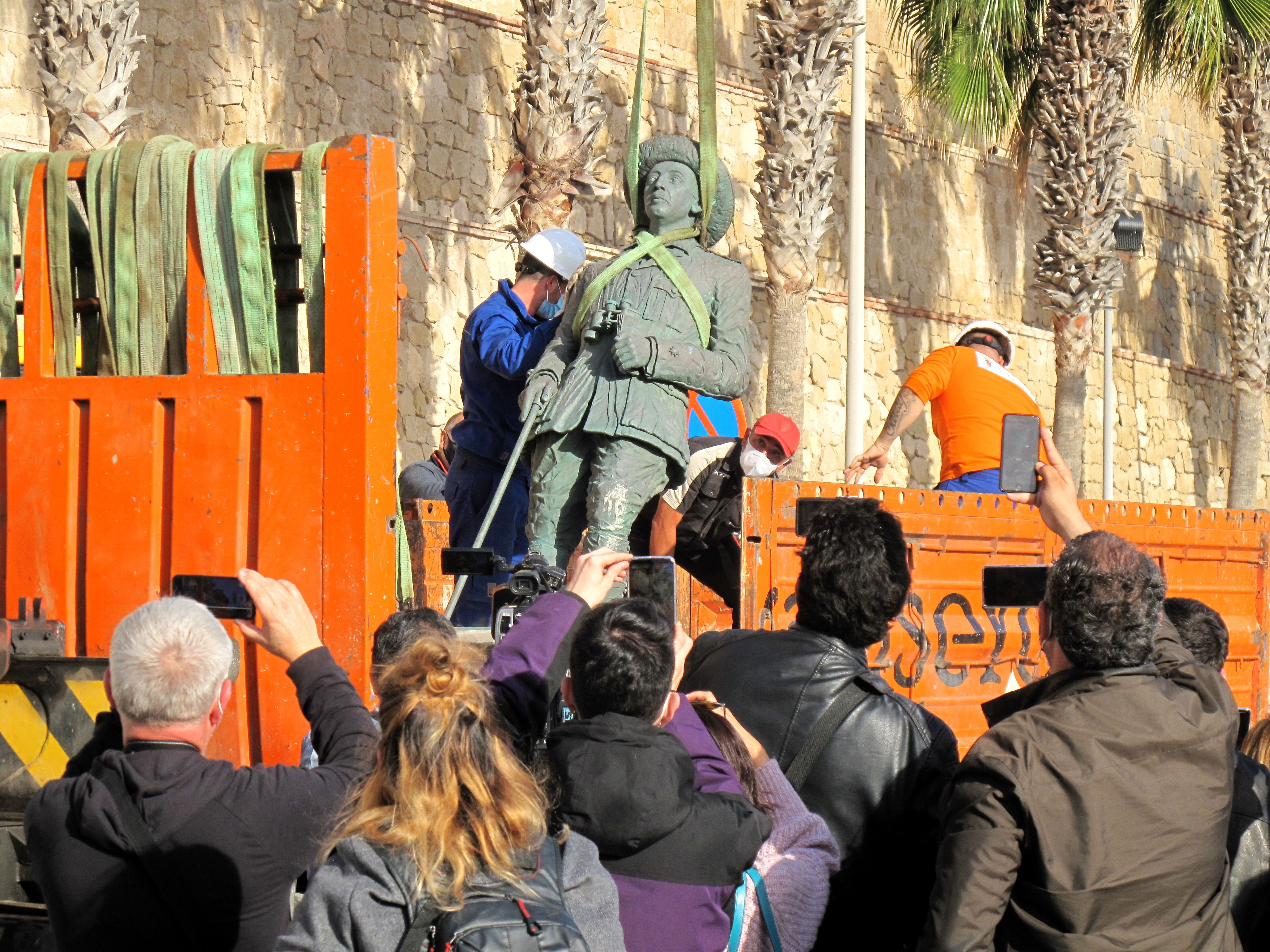The last&nbsp;statue&nbsp;of former Spanish dictator Francisco&nbsp;Franco&nbsp;was removed on Tuesday from the city gates of