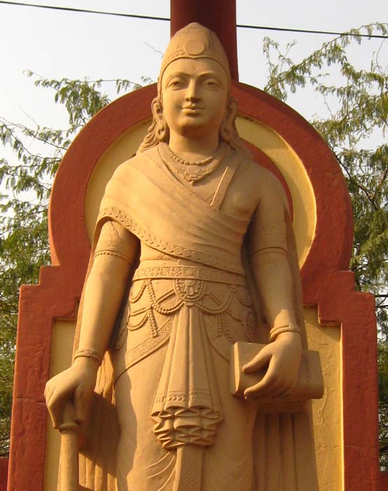 A modern statue depicting Chandragupta Maurya, Laxminarayan Temple, Delhi. (Public Domain)